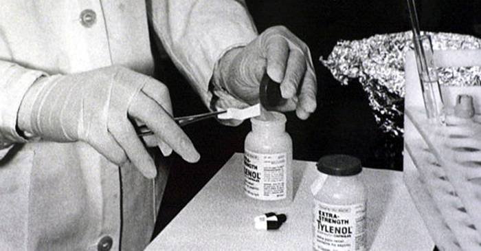 Crimele-cu-Tylenol-Misterul-medicamentelor-contaminate-cu-cianură-FEATURED_compressed.jpg